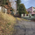 Ulice Na Květnici, pěšina k Jednosměrné, 25. ledna 2025